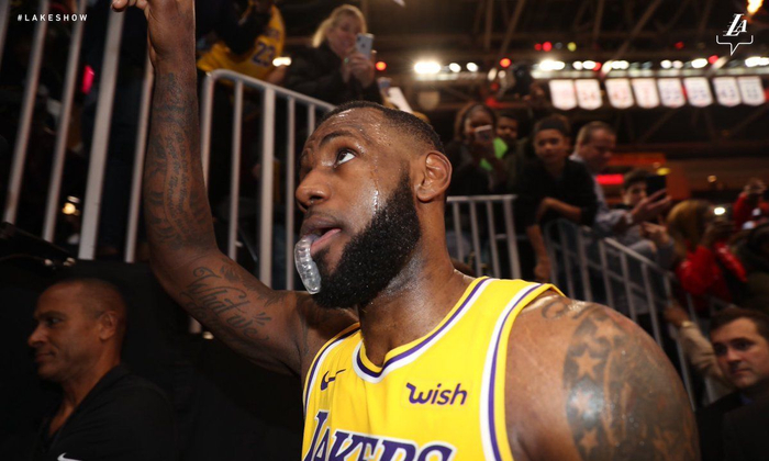 纽约尼克斯训练开放日，集结日豪取连胜引欢呼，欧篮联在即，心理建设被强调的简单介绍