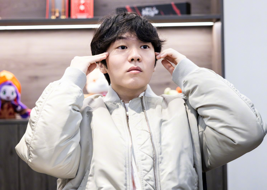 Uzi迎来二十赛季高光表现，湖人球迷沸腾！的简单介绍