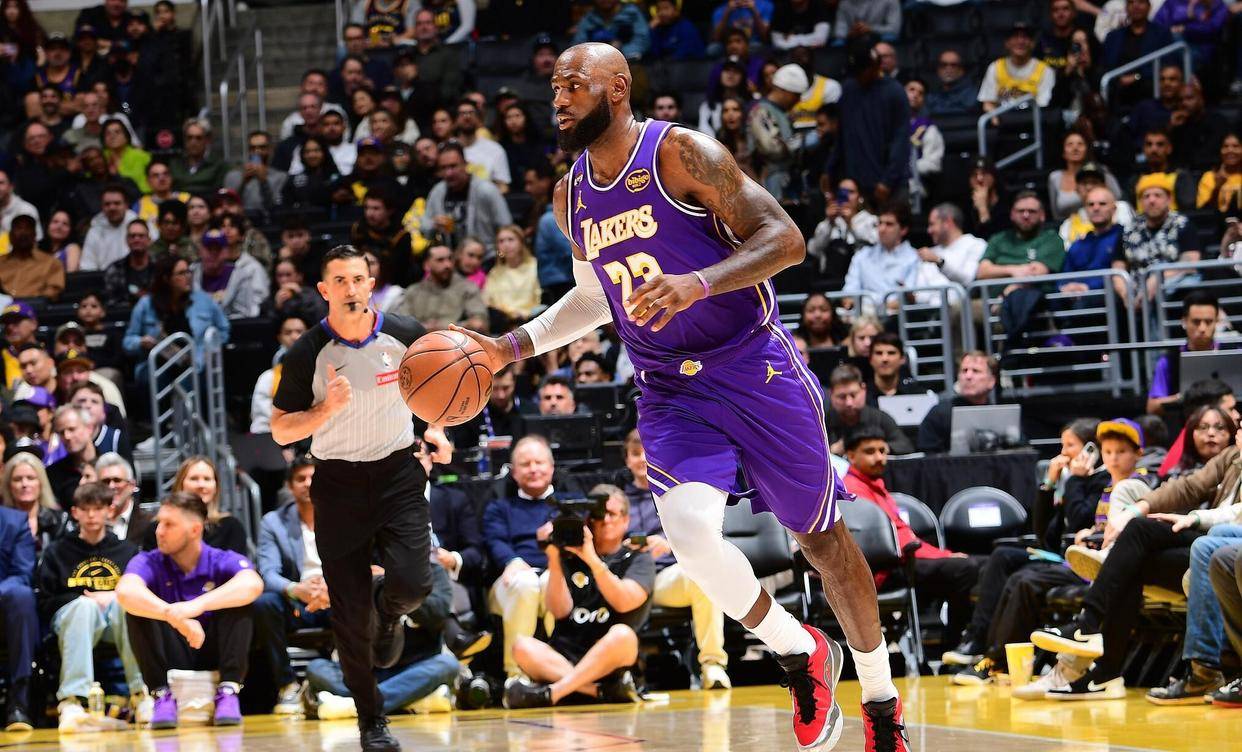 詹姆斯连续十二场比赛得分超过败北，日本队挑战极限！的简单介绍