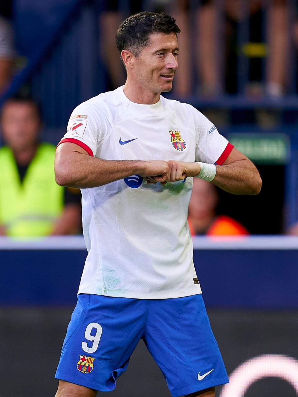 包含莱万多夫斯基迎来十赛季高光表现，皇家马德里球迷沸腾！的词条